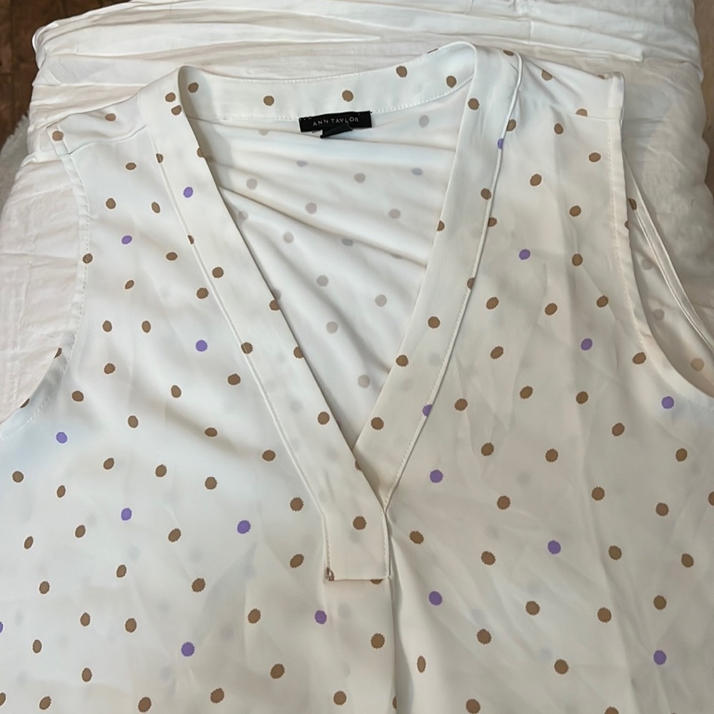 Women’s Ann Taylor Sleeveless V-neck top